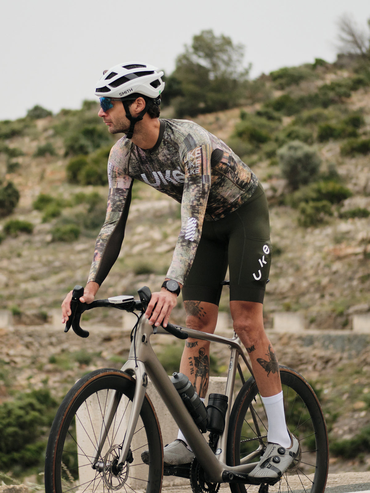 Cyclist wearing long sleeve cycling layers
